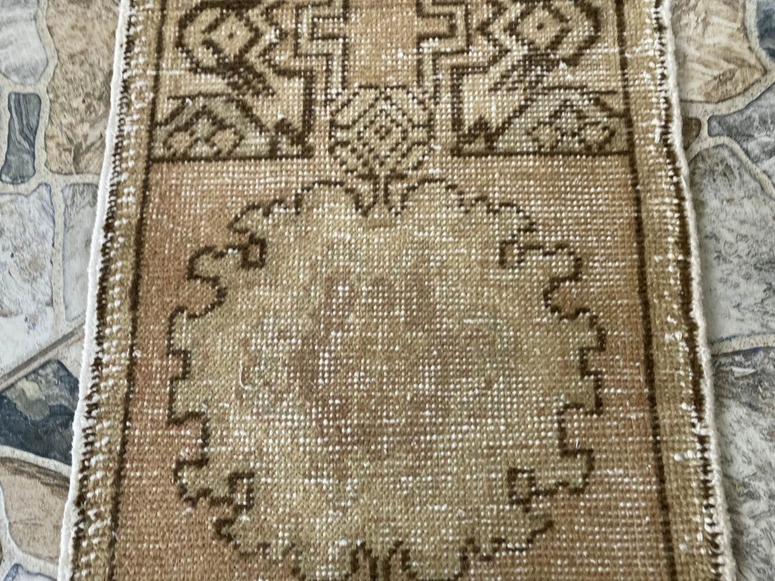 Pre 1970’s ANTIQUE ANATOLIAN FARMHOUSE RUG - GEOMETRIC TRIBAL TURKISH VINTAGE