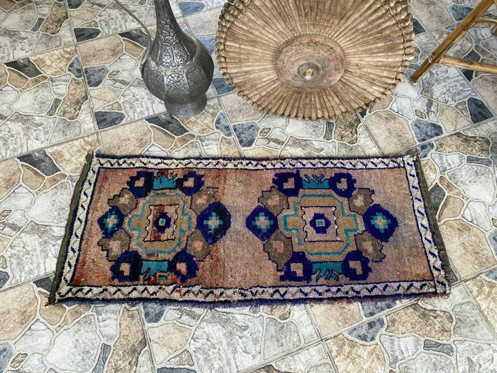 1.5x3.7 ft Turkish Kurdish Medallion Wool Rug - Tribal Farmhouse Vintage 1960s