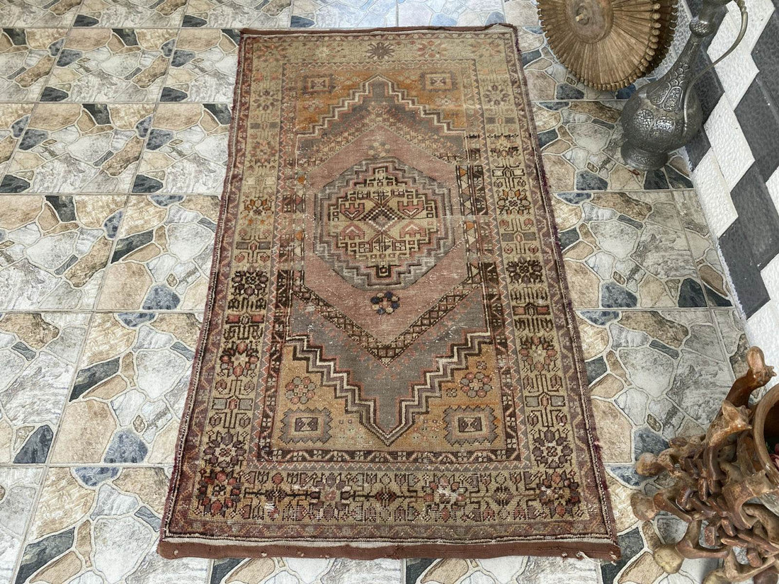 Pre 1980’s ANTIQUE ANATOLIAN FARMHOUSE RUG - GEOMETRIC TRIBAL TURKISH VINTAGE