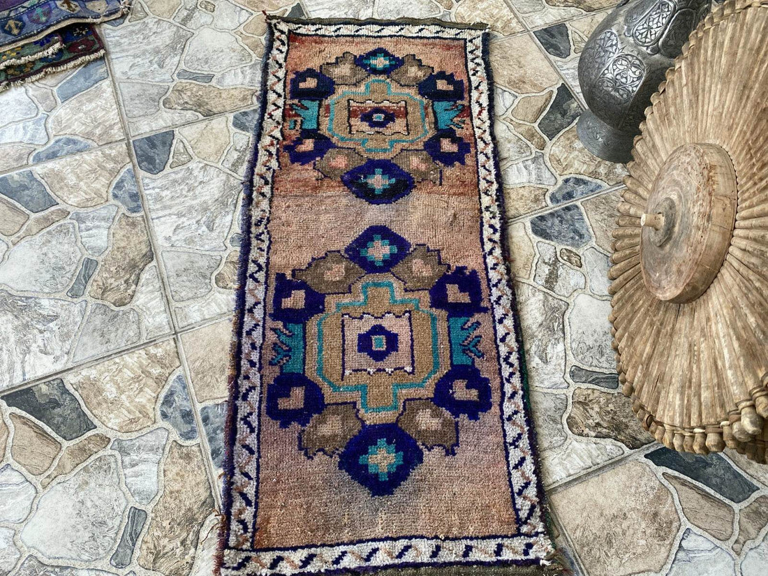 1.5x3.7 ft Turkish Kurdish Medallion Wool Rug - Tribal Farmhouse Vintage 1960s