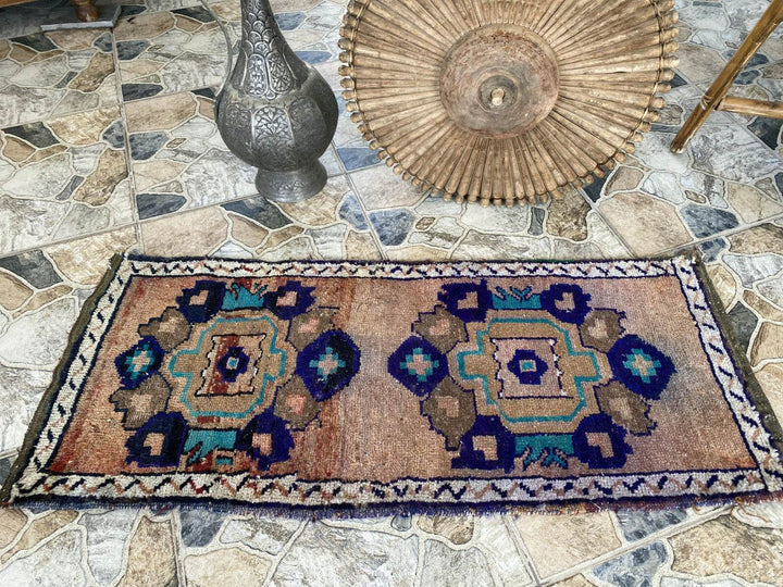 1.5x3.7 ft Turkish Kurdish Medallion Wool Rug - Tribal Farmhouse Vintage 1960s