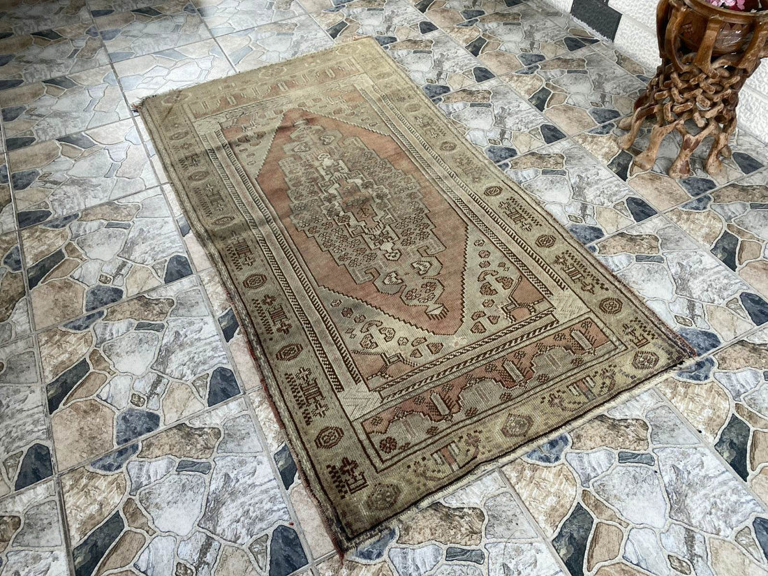 Pre 1980’s ANTIQUE ANATOLIAN RUG FARMHOUSE GEOMETRIC TRIBAL TURKISH VINTAGE RUG
