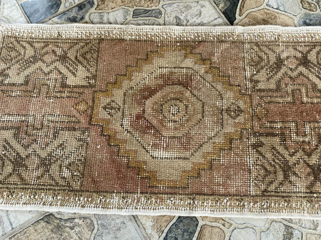 Pre 1980’s ANTIQUE ANATOLIAN FARMHOUSE RUG - GEOMETRIC TRIBAL TURKISH VINTAGE