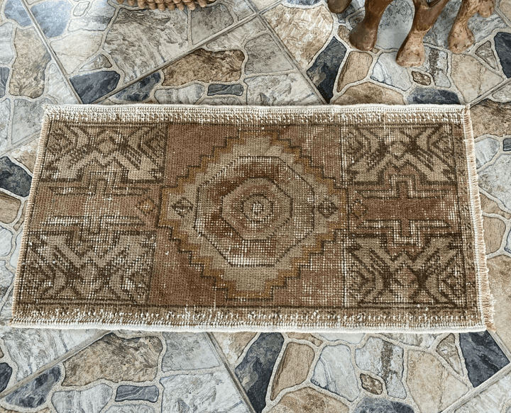 Pre 1980’s ANTIQUE ANATOLIAN FARMHOUSE RUG - GEOMETRIC TRIBAL TURKISH VINTAGE