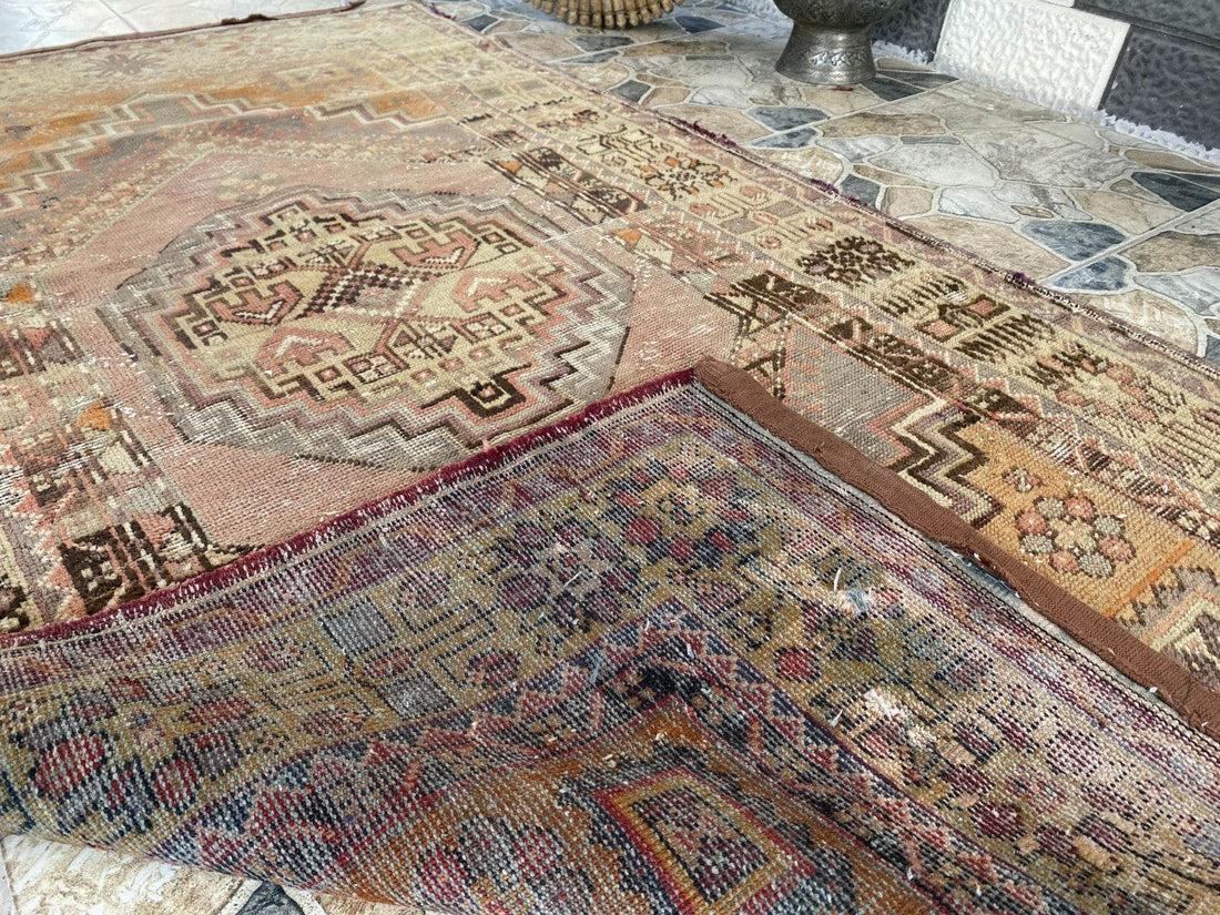 Pre 1980’s ANTIQUE ANATOLIAN FARMHOUSE RUG - GEOMETRIC TRIBAL TURKISH VINTAGE