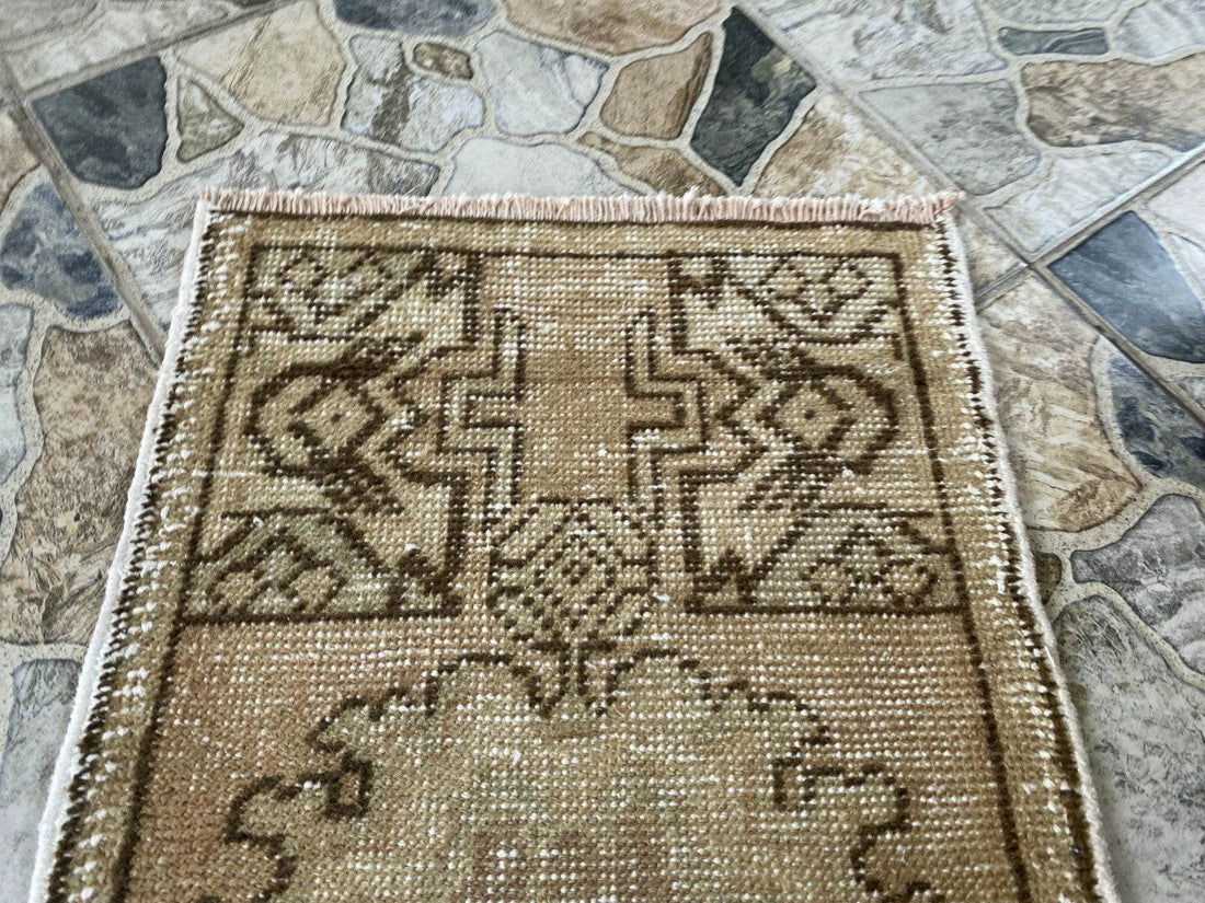 Pre 1970’s ANTIQUE ANATOLIAN FARMHOUSE RUG - GEOMETRIC TRIBAL TURKISH VINTAGE