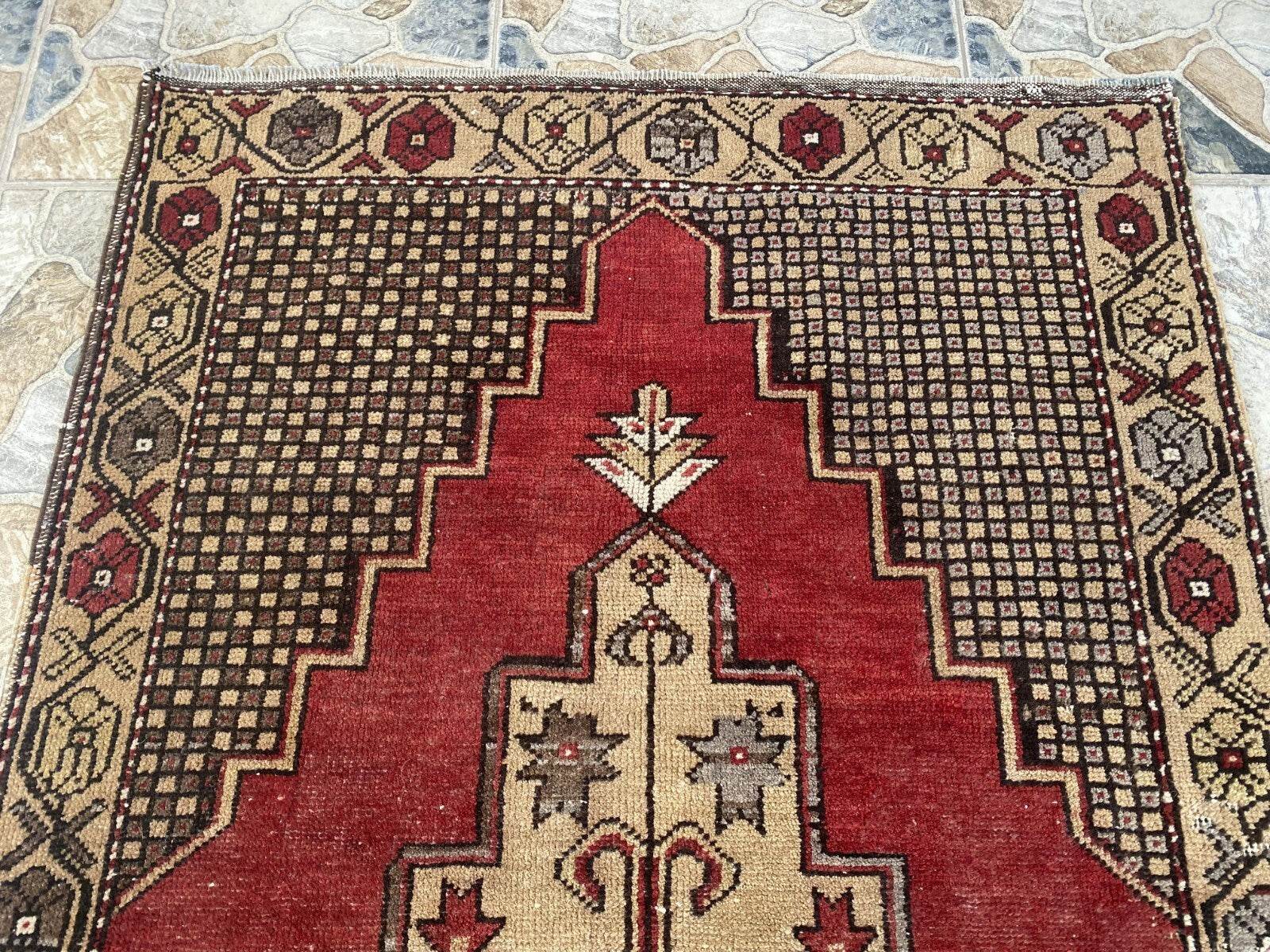 Pre 1980’s ANTIQUE ANATOLIAN FARMHOUSE RUG - GEOMETRIC TRIBAL TURKISH VINTAGE
