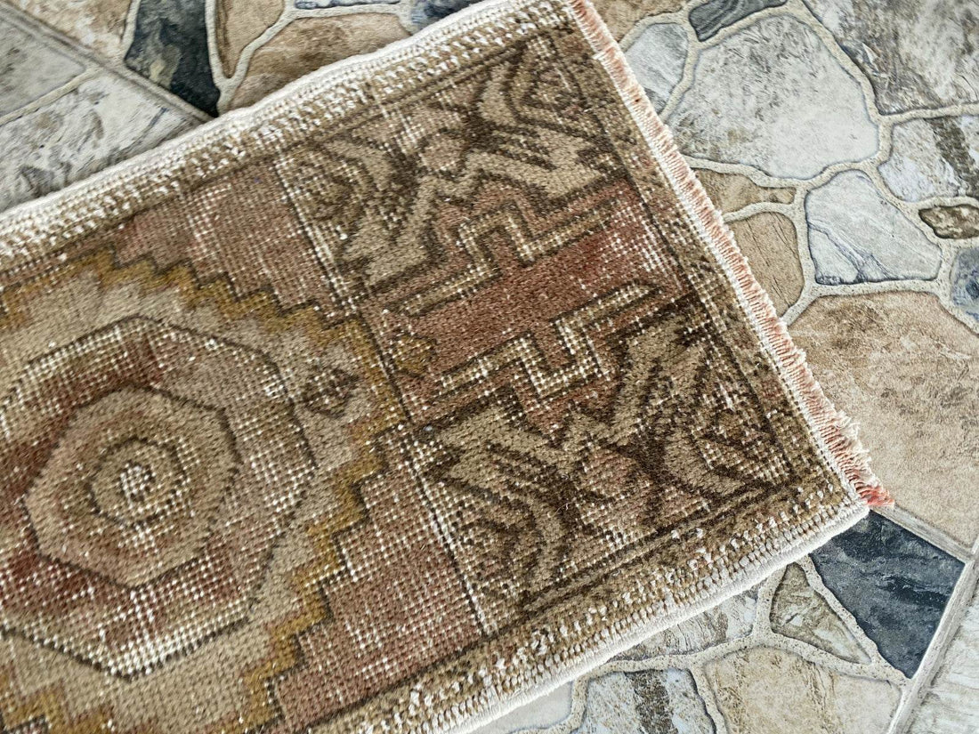 Pre 1980’s ANTIQUE ANATOLIAN FARMHOUSE RUG - GEOMETRIC TRIBAL TURKISH VINTAGE