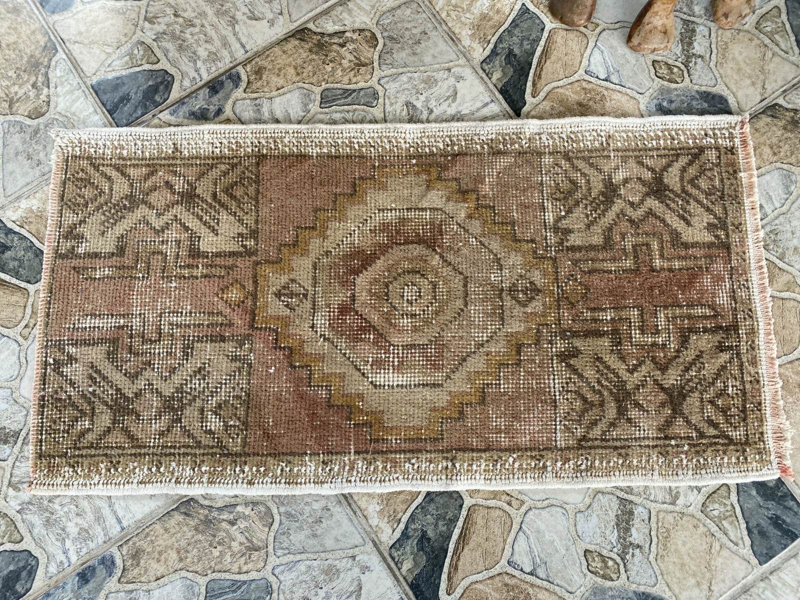 Pre 1980’s ANTIQUE ANATOLIAN FARMHOUSE RUG - GEOMETRIC TRIBAL TURKISH VINTAGE