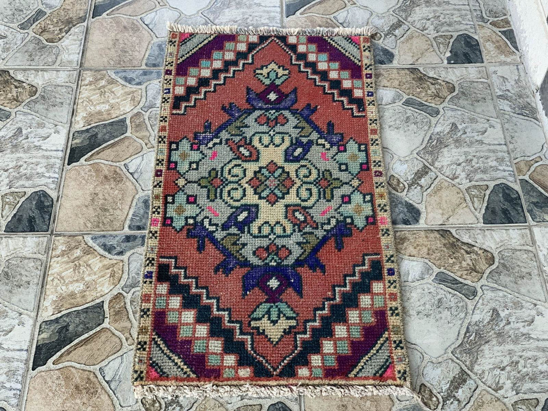 Small Turkish Vintage Oushak Rug, Wool Handmade Farmhouse Geometric 1.5 x 2.8 ft