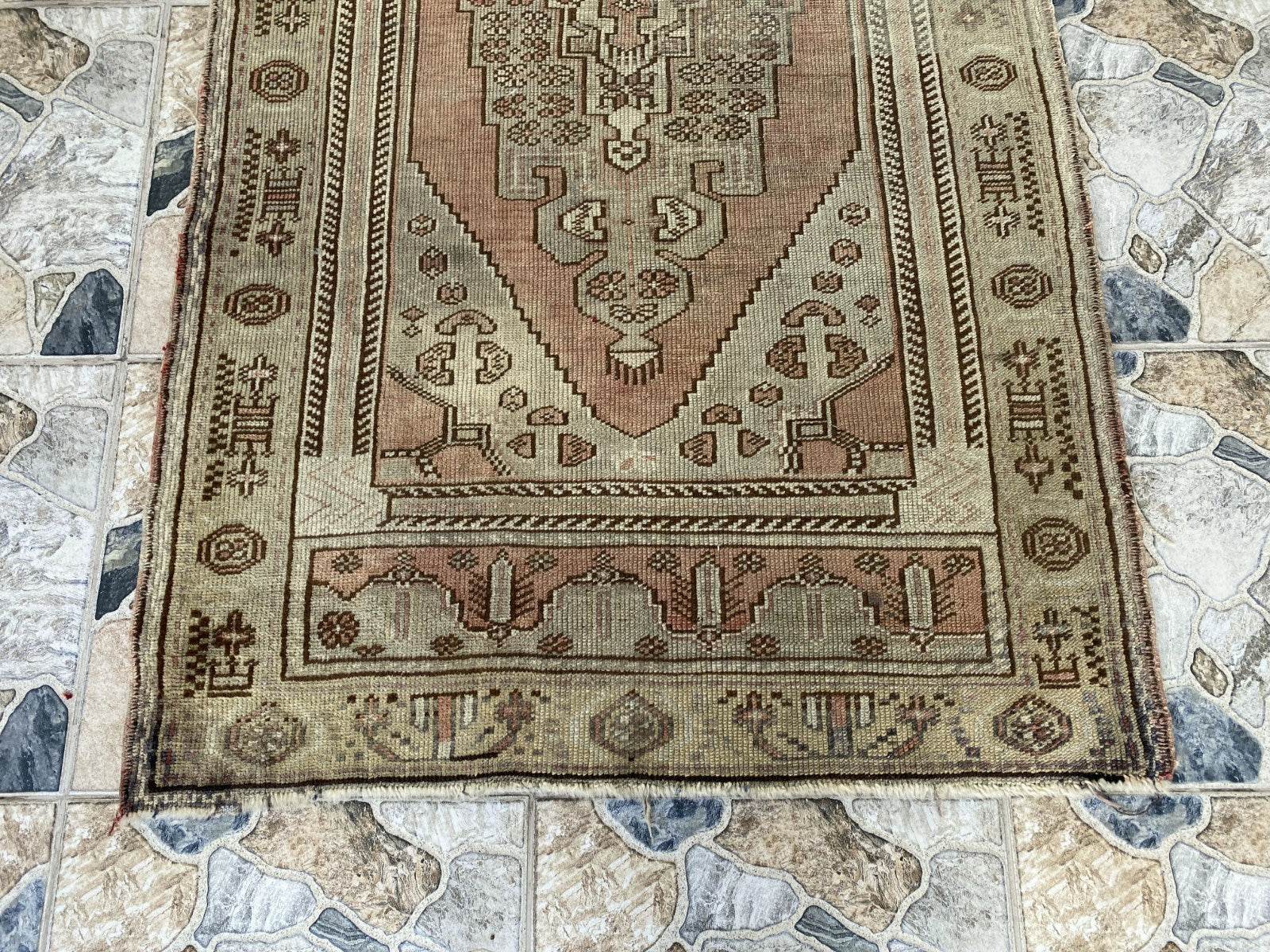 Pre 1980’s ANTIQUE ANATOLIAN RUG FARMHOUSE GEOMETRIC TRIBAL TURKISH VINTAGE RUG