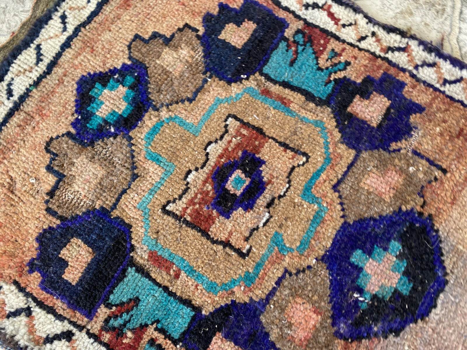 1.5x3.7 ft Turkish Kurdish Medallion Wool Rug - Tribal Farmhouse Vintage 1960s