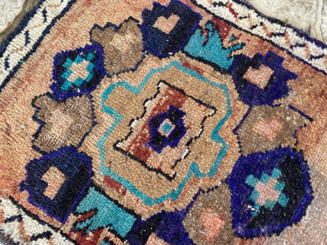 1.5x3.7 ft Turkish Kurdish Medallion Wool Rug - Tribal Farmhouse Vintage 1960s
