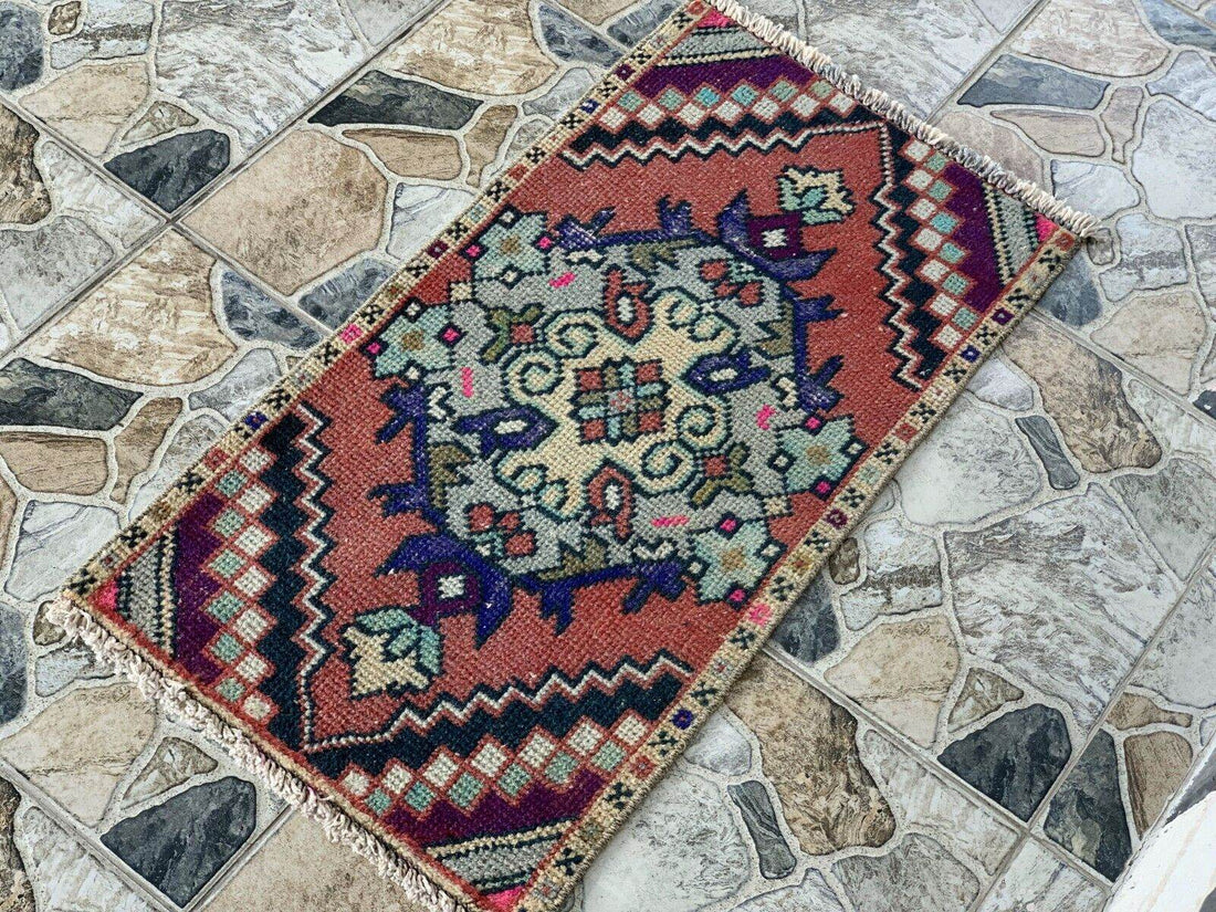 Small Turkish Vintage Oushak Rug, Wool Handmade Farmhouse Geometric 1.5 x 2.8 ft