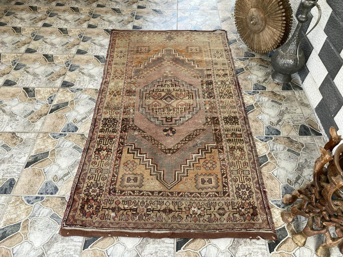 Pre 1980’s ANTIQUE ANATOLIAN FARMHOUSE RUG - GEOMETRIC TRIBAL TURKISH VINTAGE
