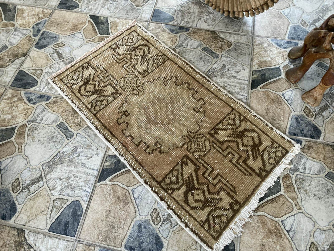 Pre 1970’s ANTIQUE ANATOLIAN FARMHOUSE RUG - GEOMETRIC TRIBAL TURKISH VINTAGE