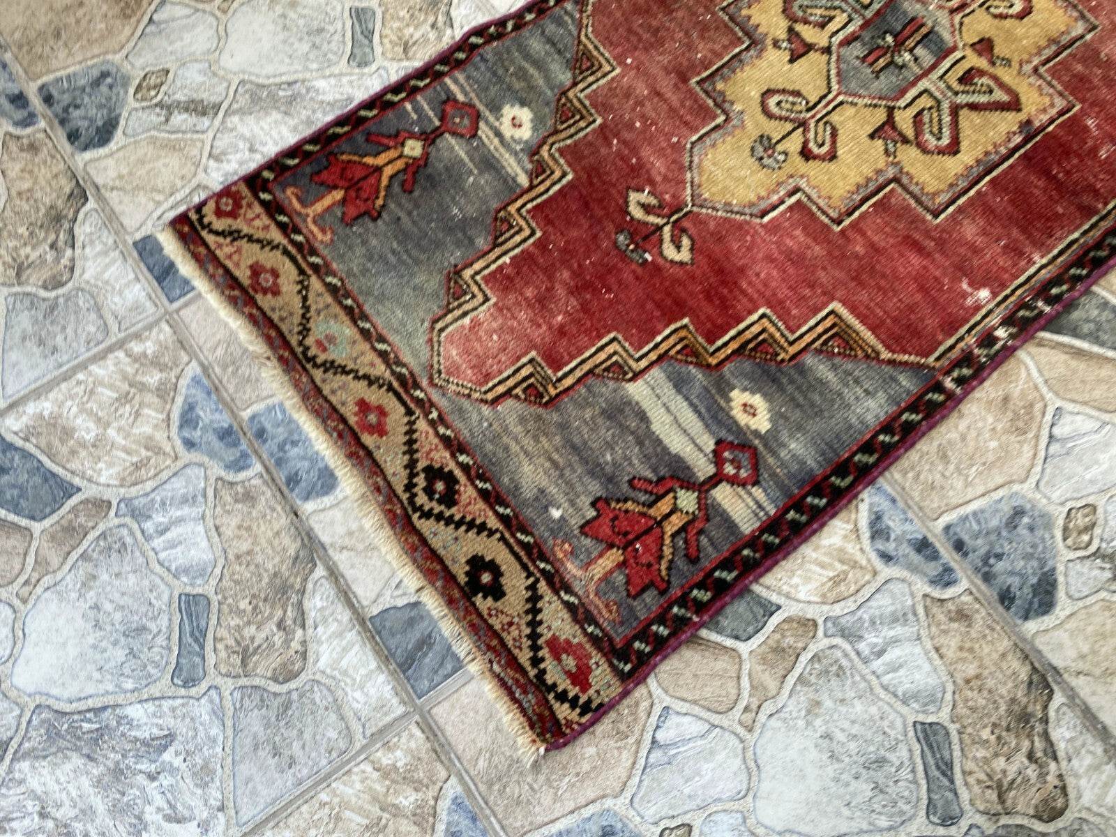 Pre 1970’s ANTIQUE ANATOLIAN FARMHOUSE RUG - GEOMETRIC TRIBAL TURKISH VINTAGE